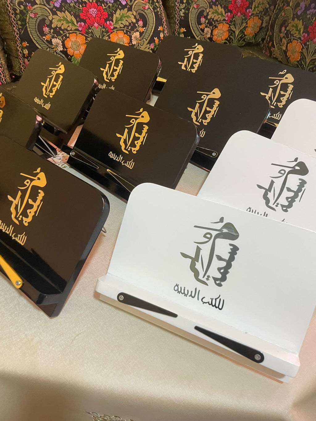 حامل الكتب مسلمة ومسلم
