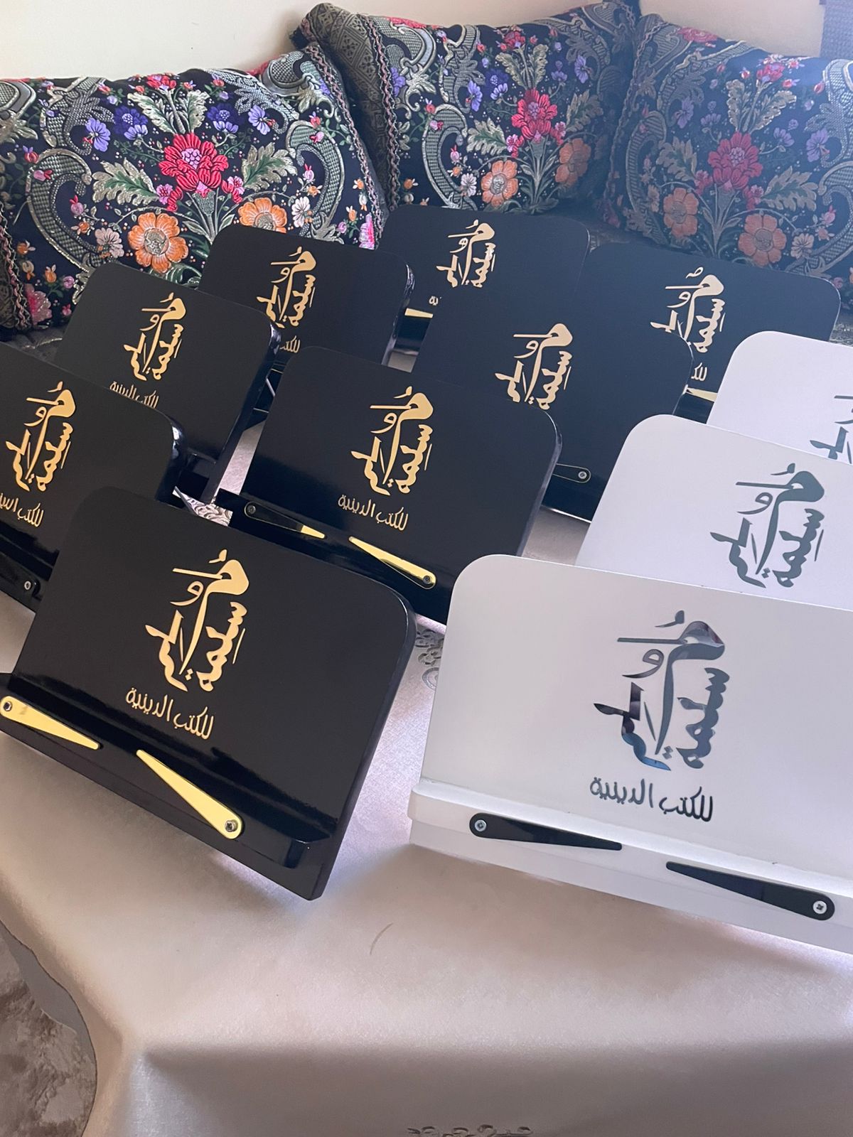 حامل الكتب مسلمة ومسلم